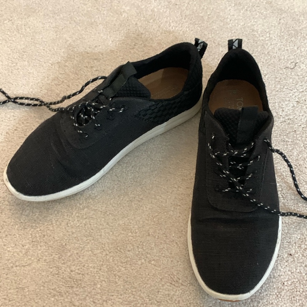 TOMS Women’s Cabrillo Sneaker, black canvas upper, size 7